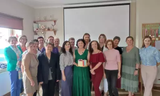 Zdjęcie grupowe kilkunastu Pań biorących udział w spotkaniu